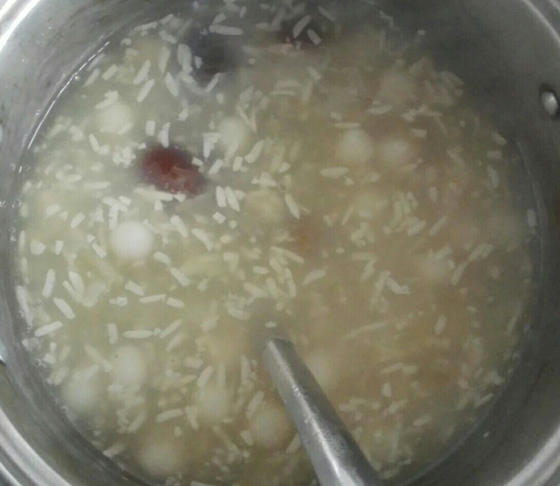 銀耳紅棗酒釀甜湯的做法 步骤2
