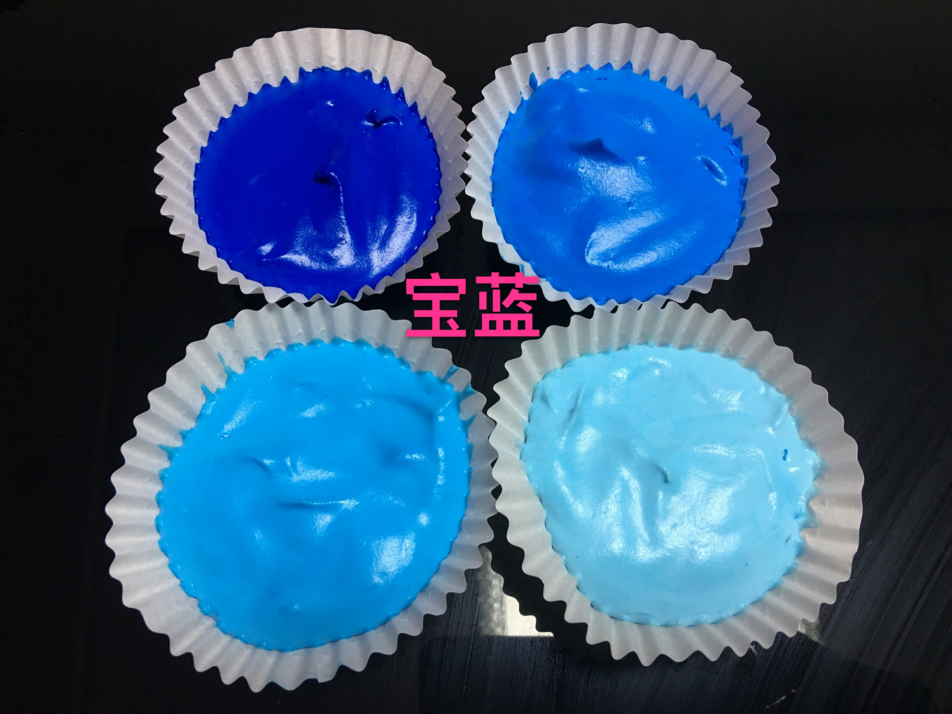 翻糖/奶油/韓式豆沙/奶油霜/蛋白霜餅干/彩虹蛋糕/巧克力/馬卡龍/彩色手繪糕點等需要上色的原料。的做法 步骤6