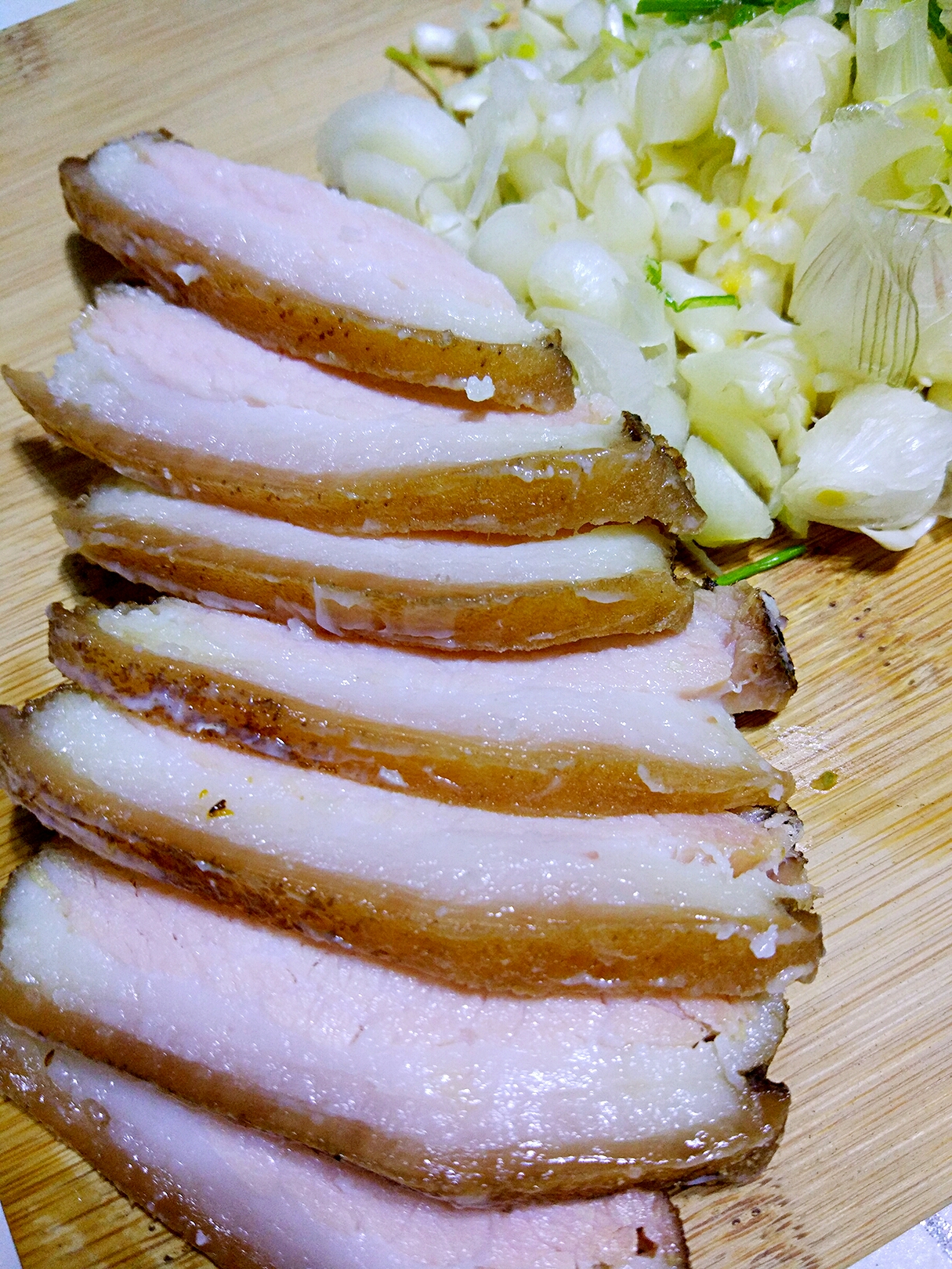 野蔥黃粑粑炒臘肉的做法 步骤3