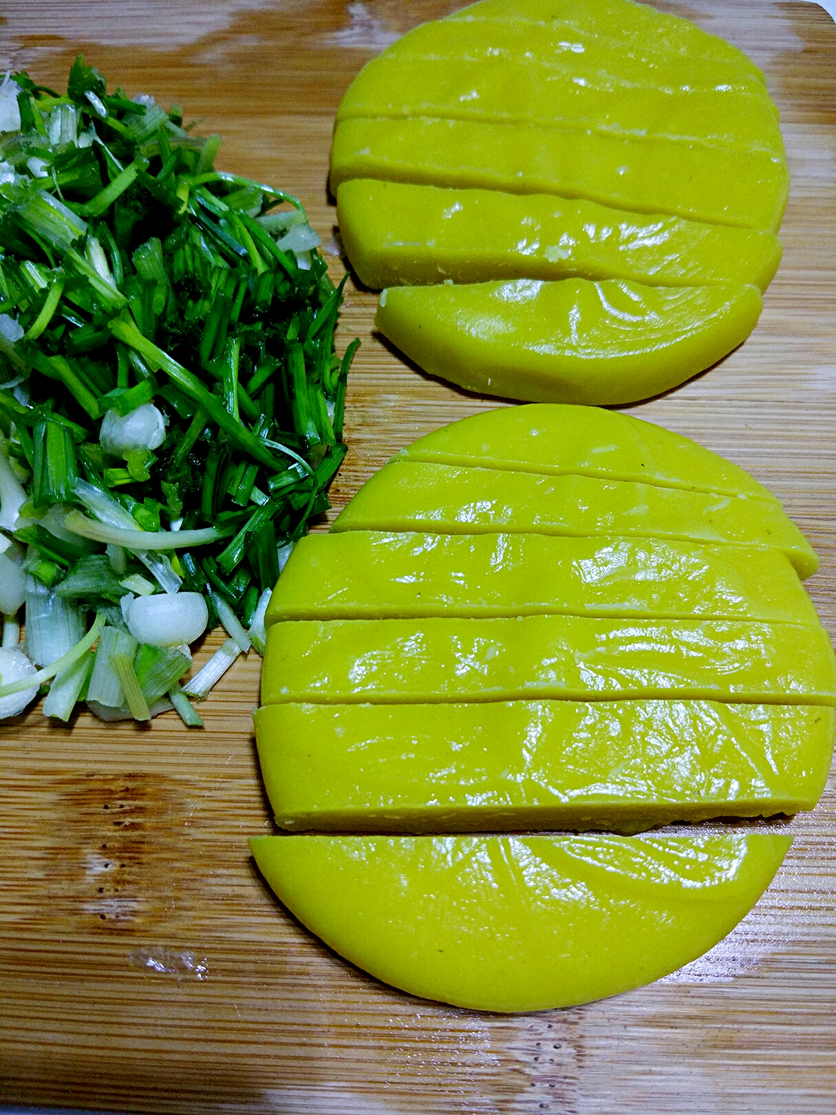 野蔥黃粑粑炒臘肉的做法 步骤5