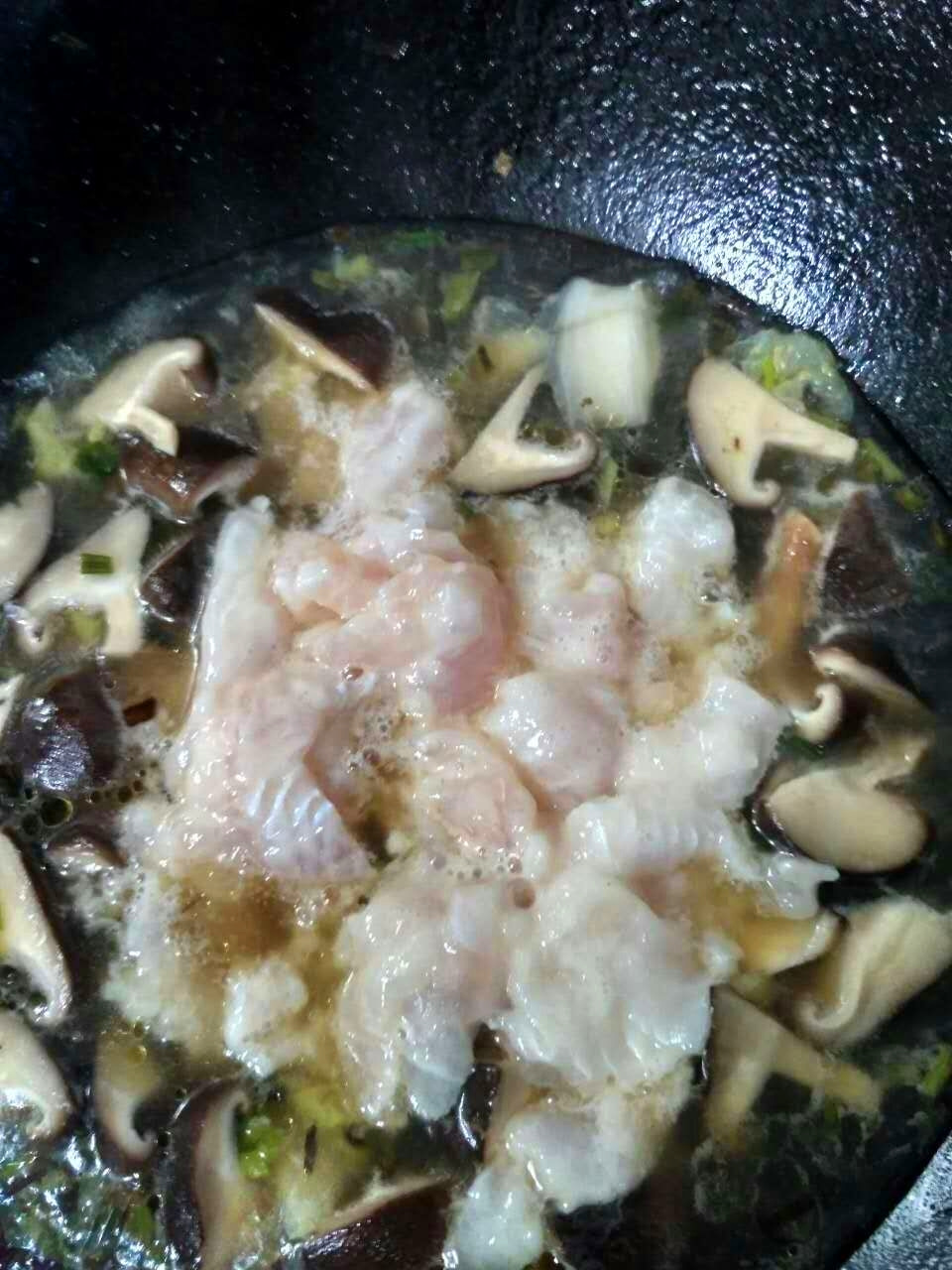 龍利魚白菜香菇湯的做法 步骤6