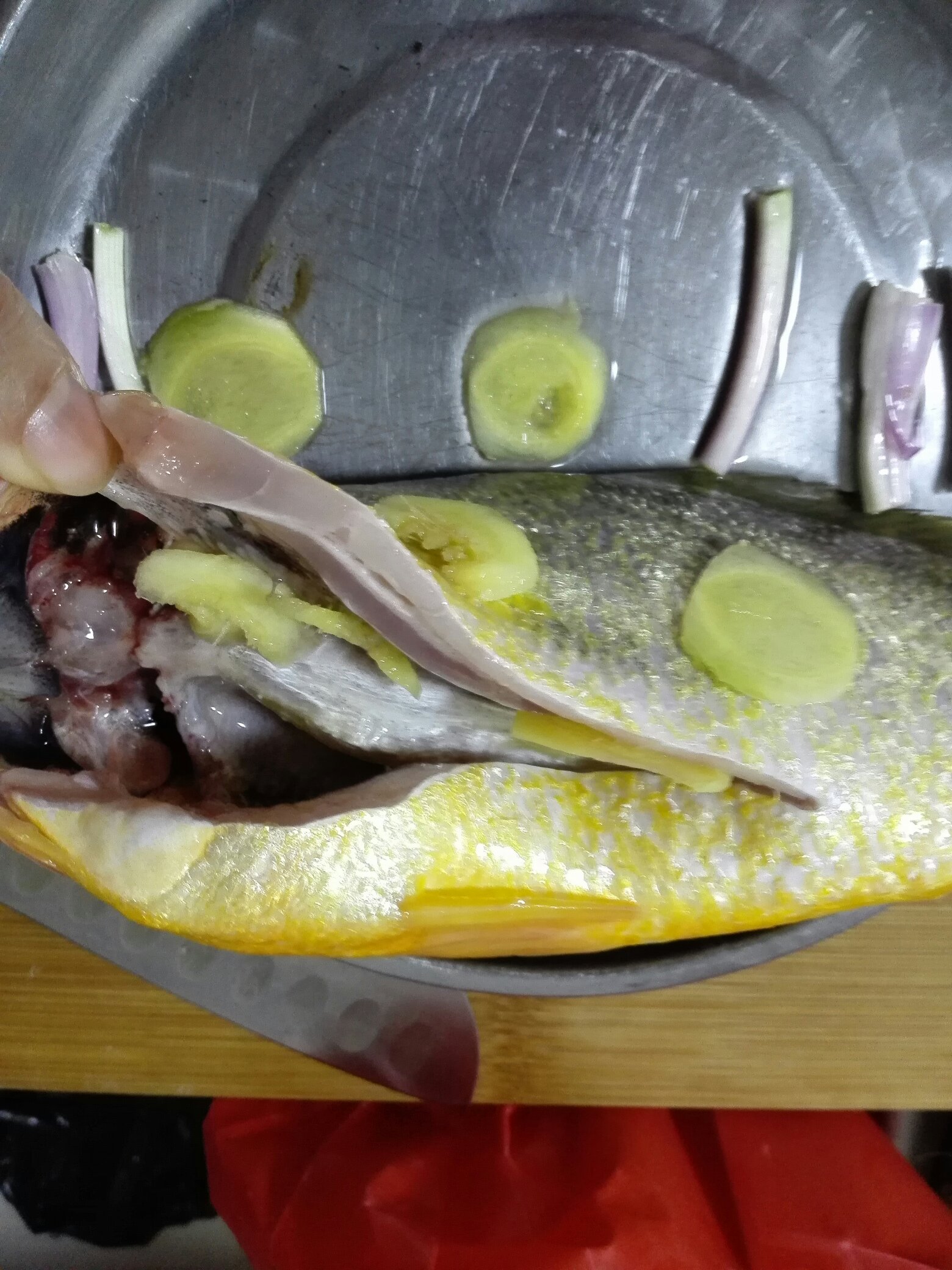 清蒸黃魚的做法 步骤2