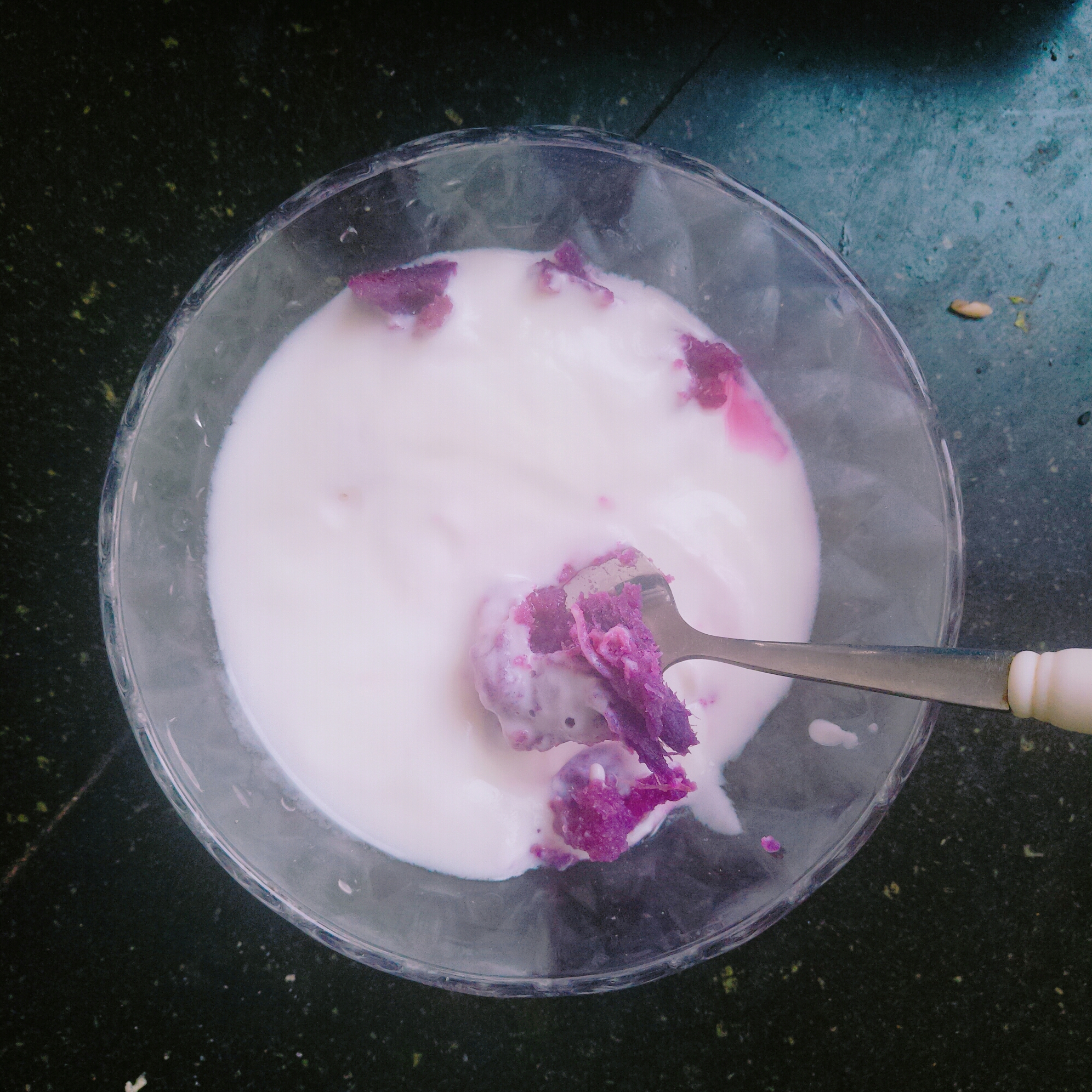 炒雞好吃的紫薯拌酸奶的做法 步骤3