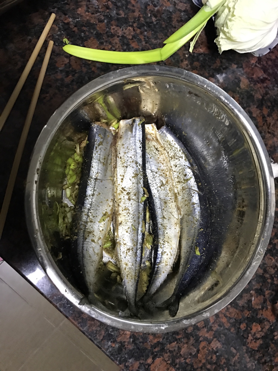 電餅鐺香煎秋刀魚的做法 步骤1