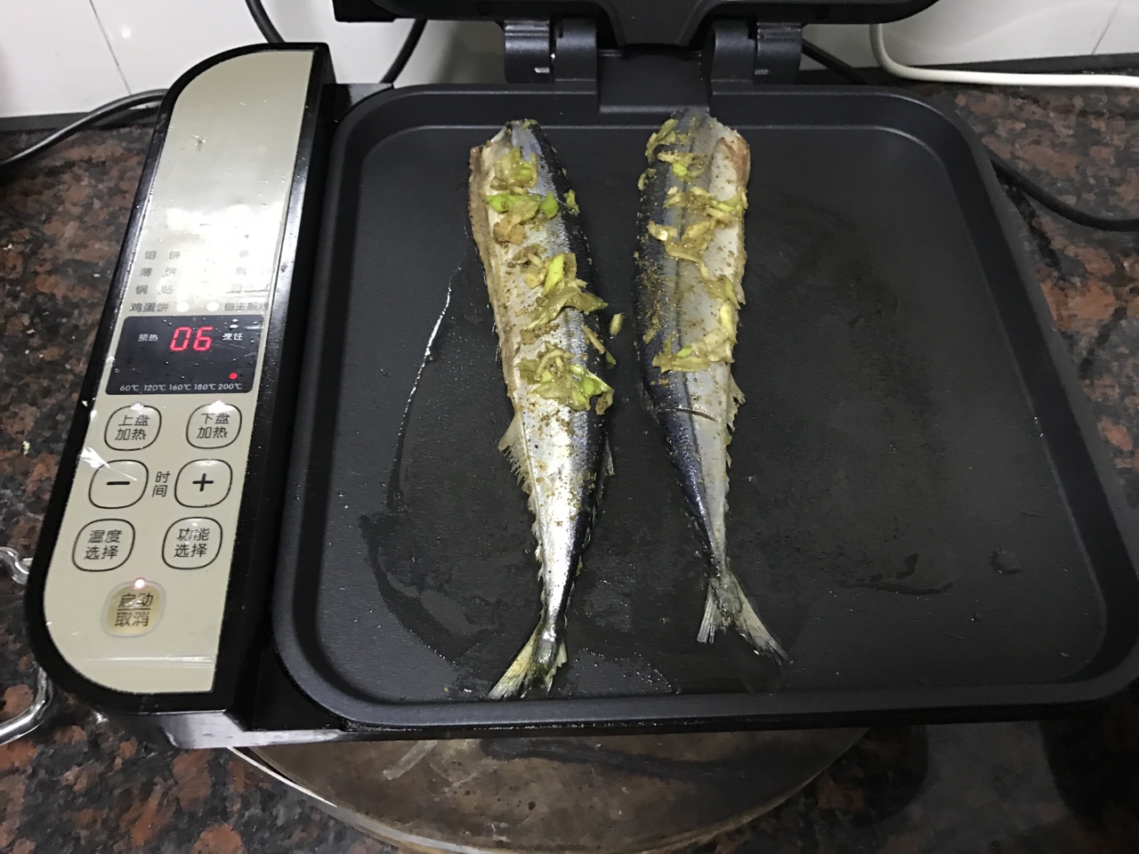 電餅鐺香煎秋刀魚的做法 步骤2