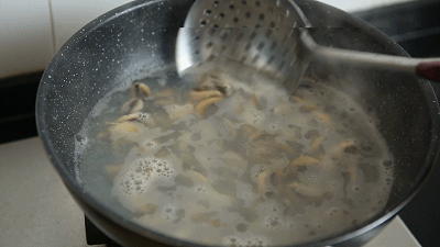 海鮮家常菜的首選——海虹炒蛋的做法 步骤2