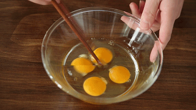 海鮮家常菜的首選——海虹炒蛋的做法 步骤3