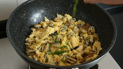 海鮮家常菜的首選——海虹炒蛋的做法 步骤7