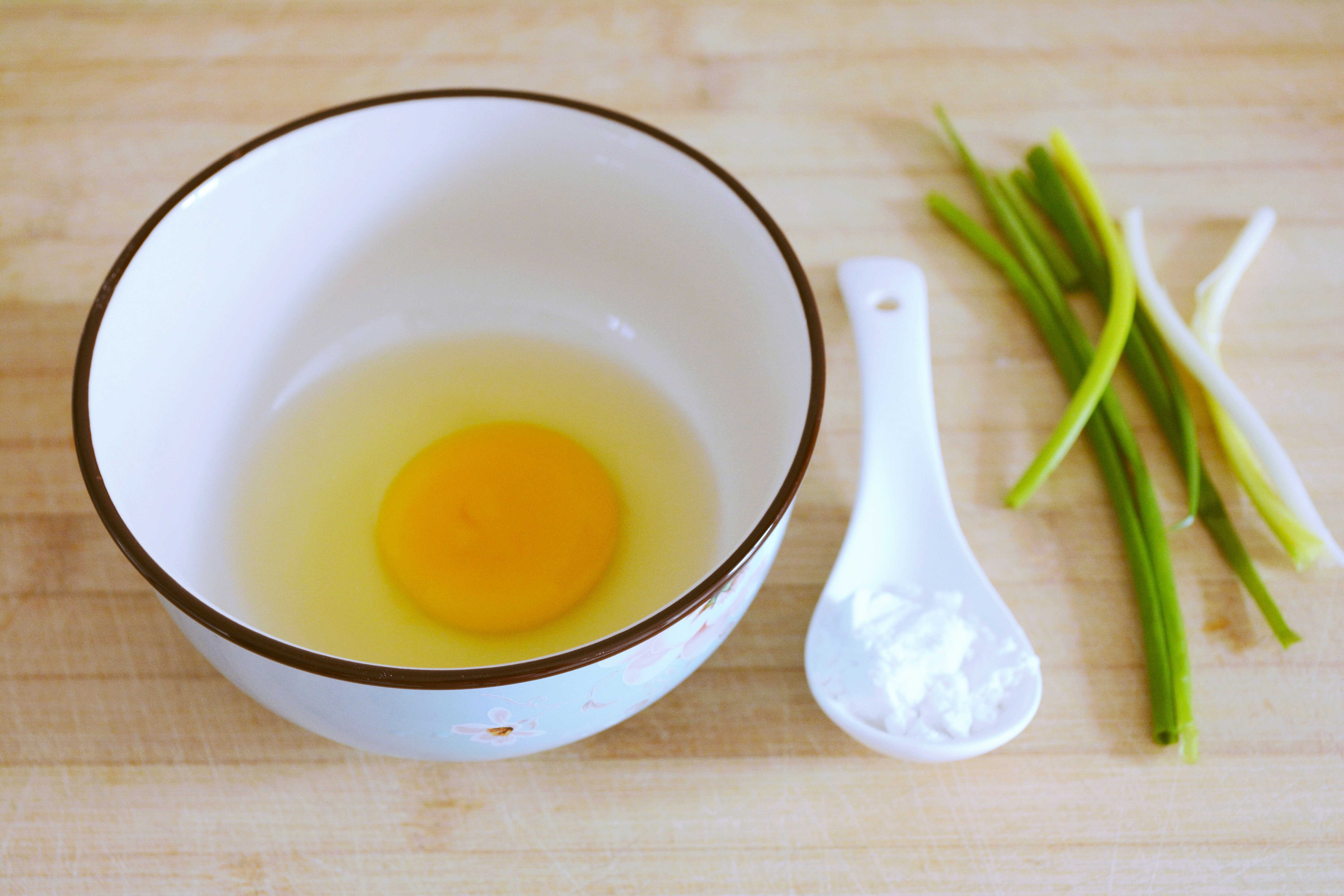 甩出一大碗完美的蛋花湯，僅用一個雞蛋~的做法 步骤1