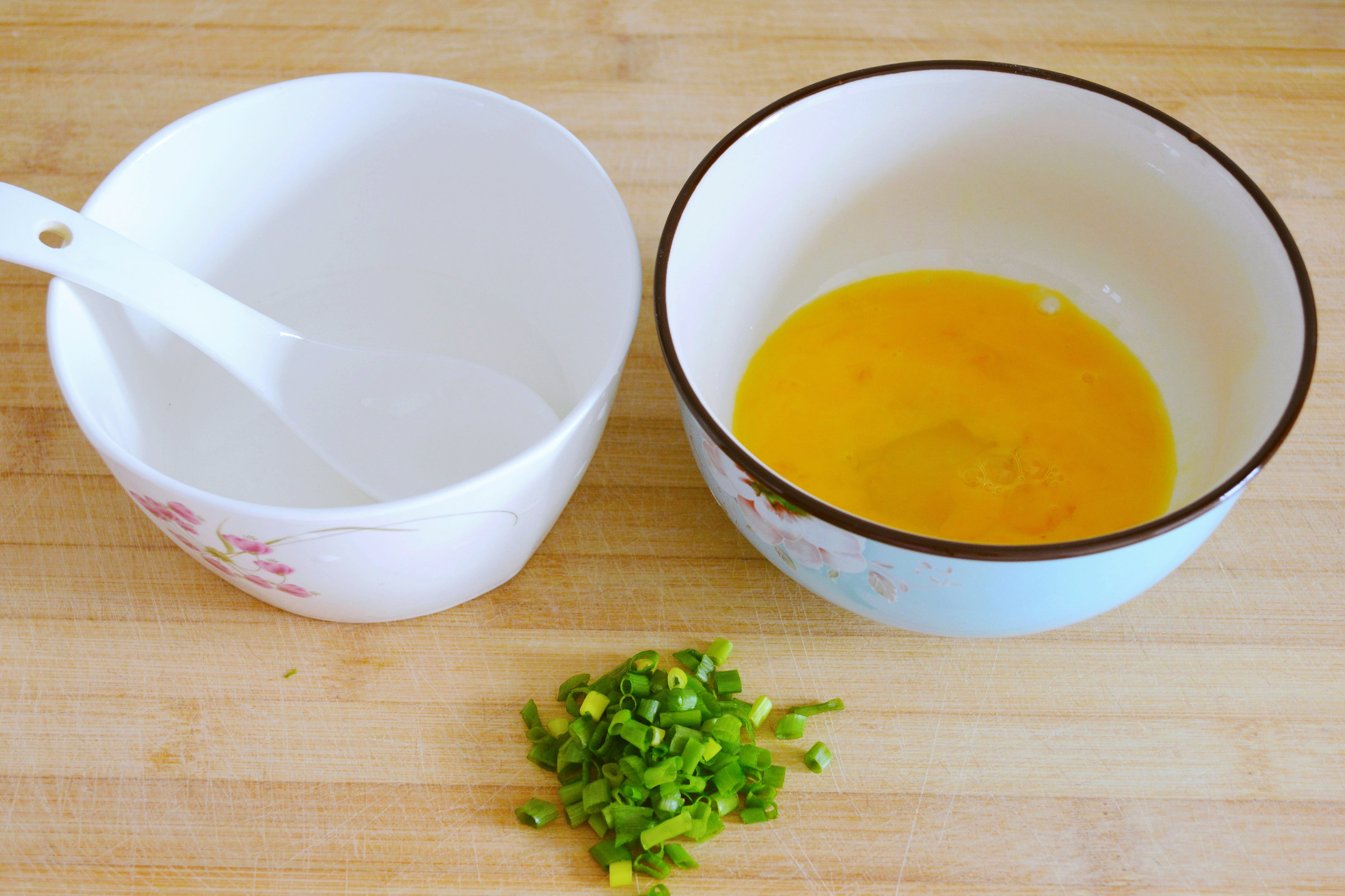甩出一大碗完美的蛋花湯，僅用一個雞蛋~的做法 步骤2