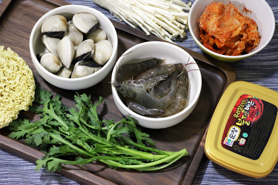 暖暖韓式泡菜海鮮鍋的做法 步骤1