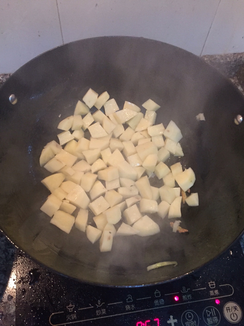 土豆燜雞翅尖的做法 步骤4