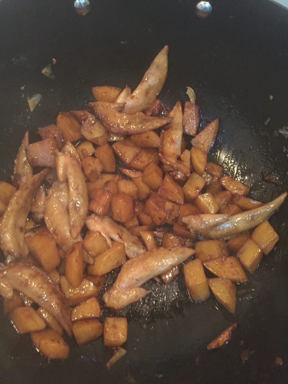 土豆燜雞翅尖的做法 步骤5