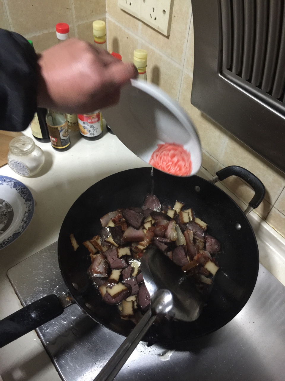 臘肉炒豬血丸子的做法 步骤7