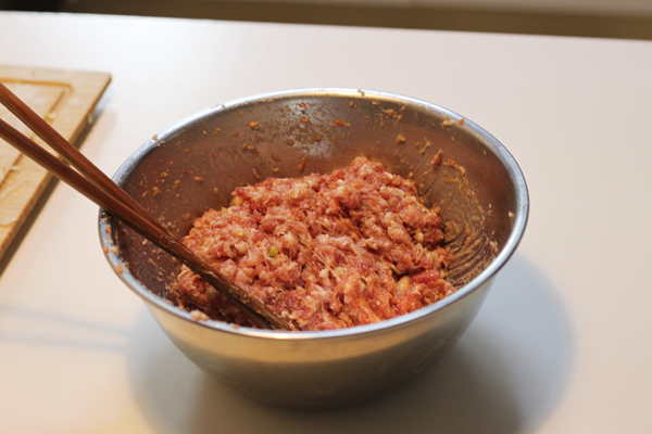 白菜豬肉餡餃子的做法 步骤2