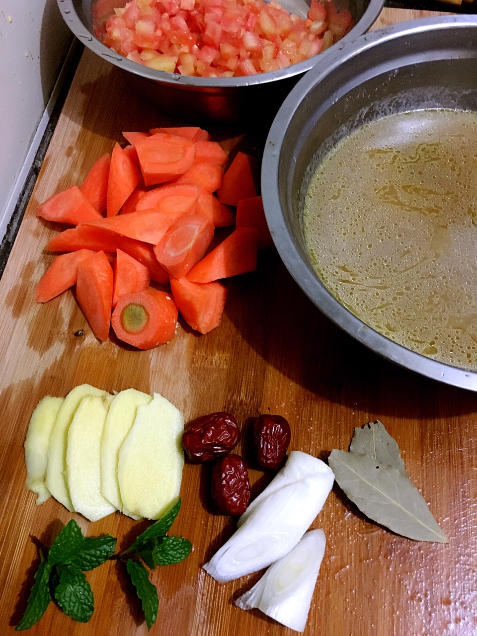 自制番茄菌湯火鍋的做法 步骤1