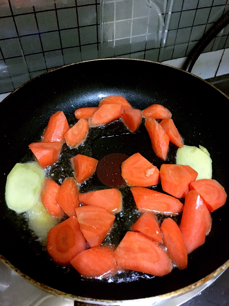 自制番茄菌湯火鍋的做法 步骤3