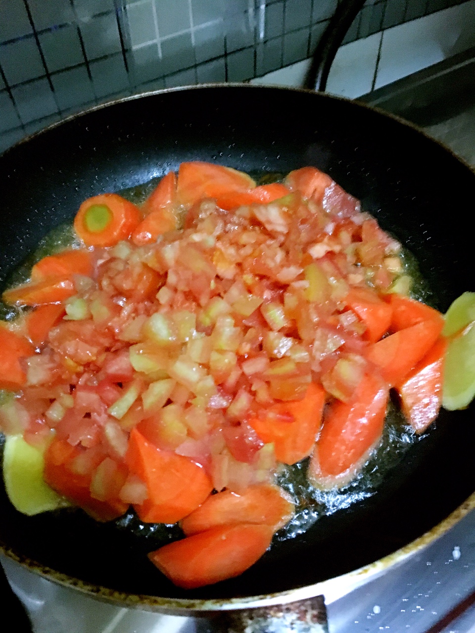 自制番茄菌湯火鍋的做法 步骤4