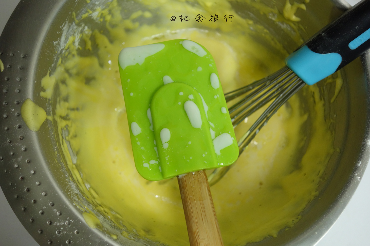 萌萌噠翻糖破殼小雞海綿紙杯蛋糕做法的做法 步骤5
