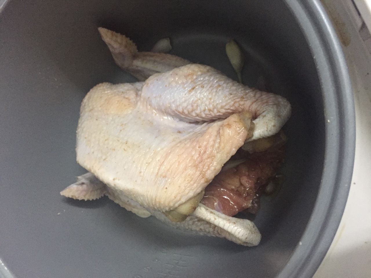 簡易版電飯煲蒜香鹽焗雞的做法 步骤3