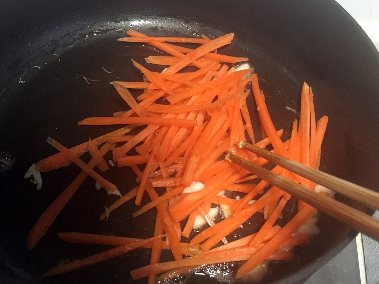媲美Pad Thai的韭菜胡蘿卜雞蛋炒粉皮（米粉）的做法 步骤4