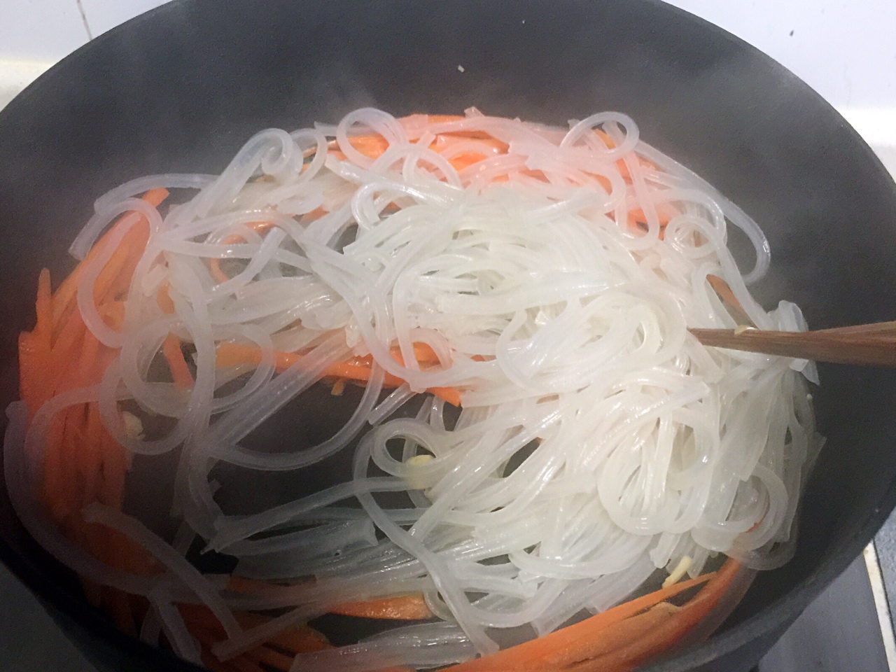 媲美Pad Thai的韭菜胡蘿卜雞蛋炒粉皮（米粉）的做法 步骤5