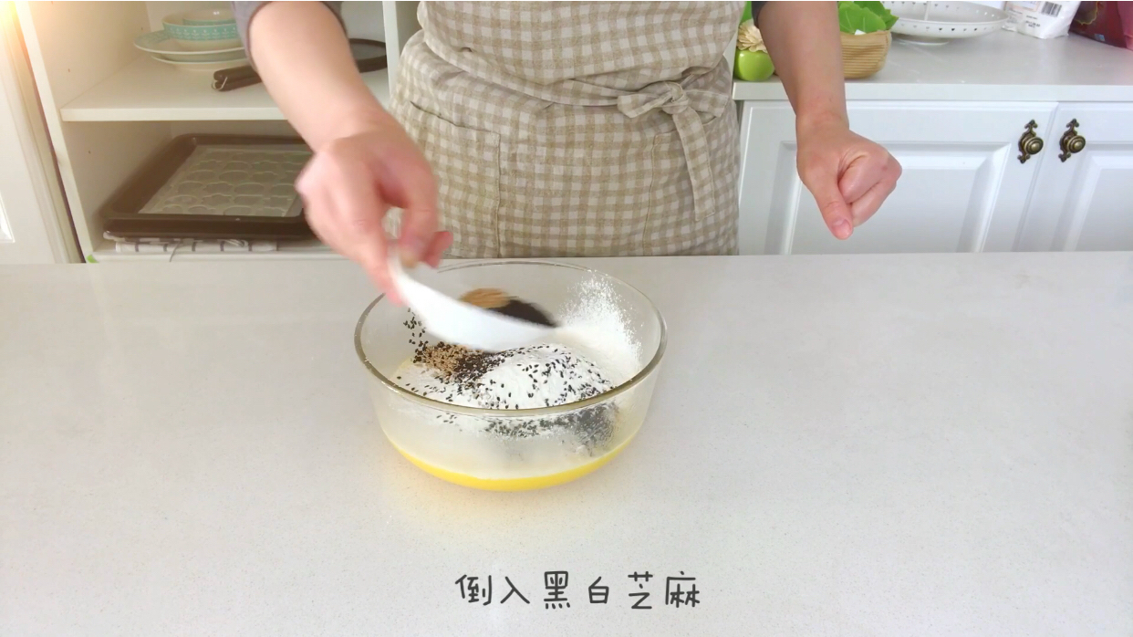 寶寶輔食︰芝麻雞蛋薄脆餅干的做法 步骤3