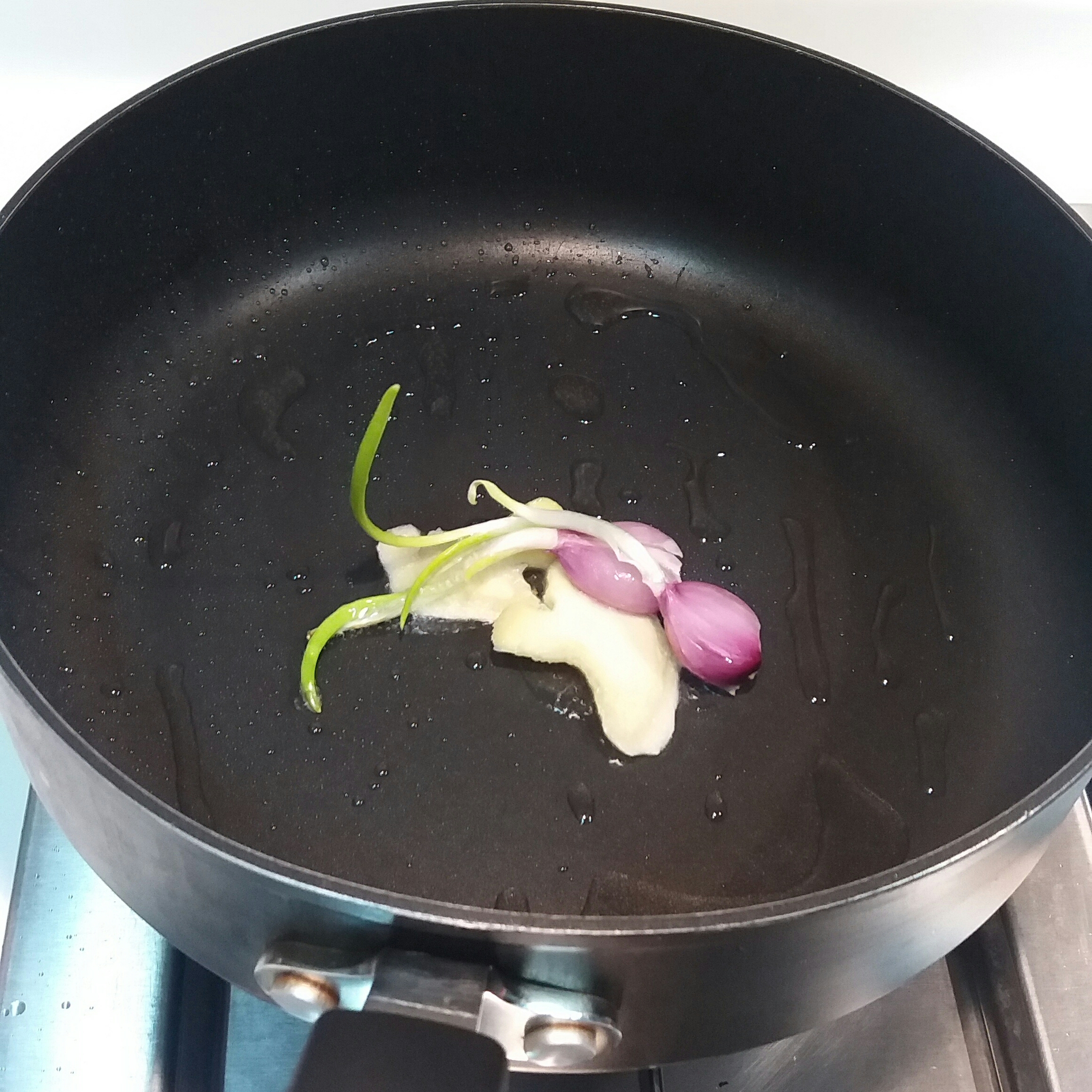 冬蟲草魚翅骨海參花膠雞湯&簡便吸掉湯里的肥油方法的做法 步骤2