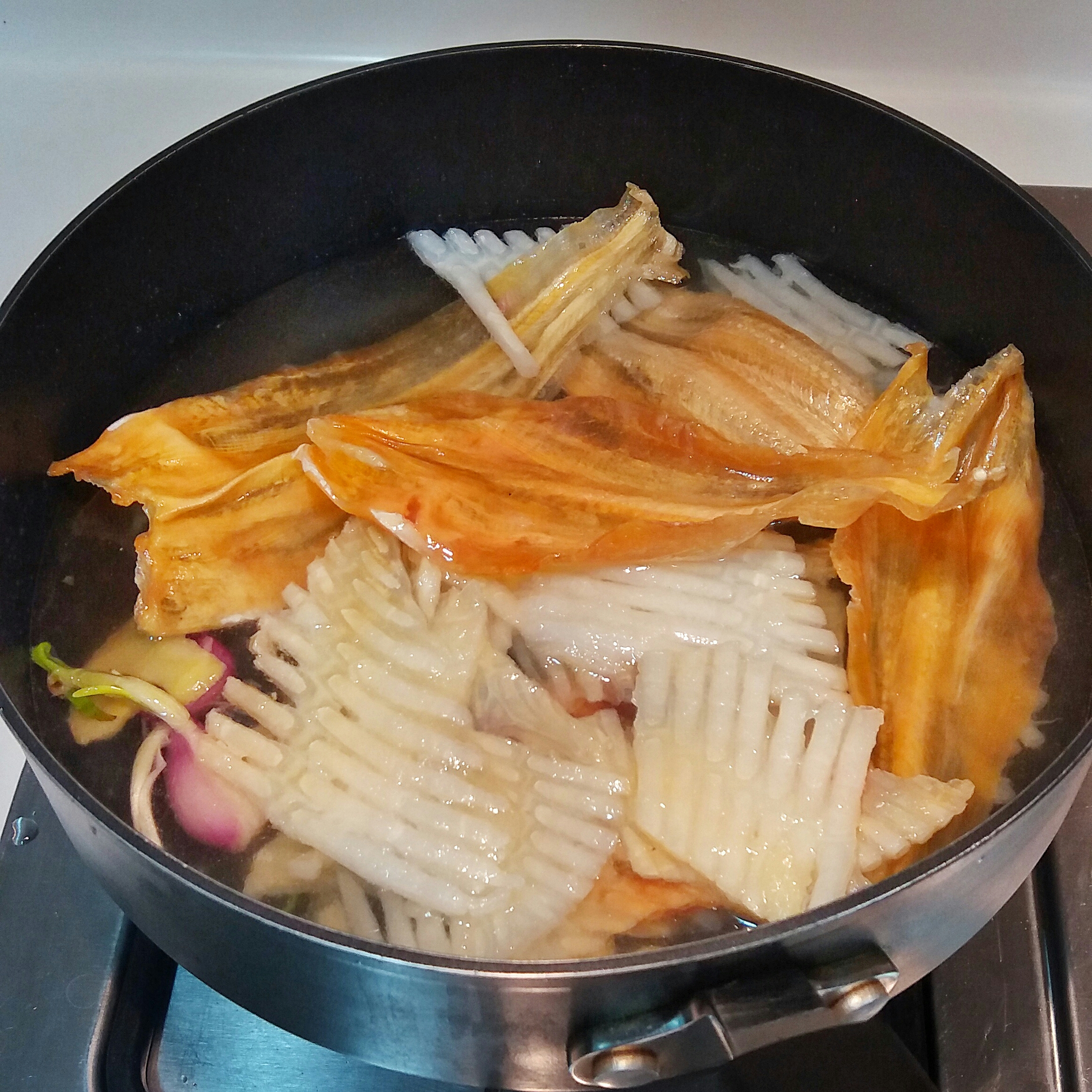 冬蟲草魚翅骨海參花膠雞湯&簡便吸掉湯里的肥油方法的做法 步骤3