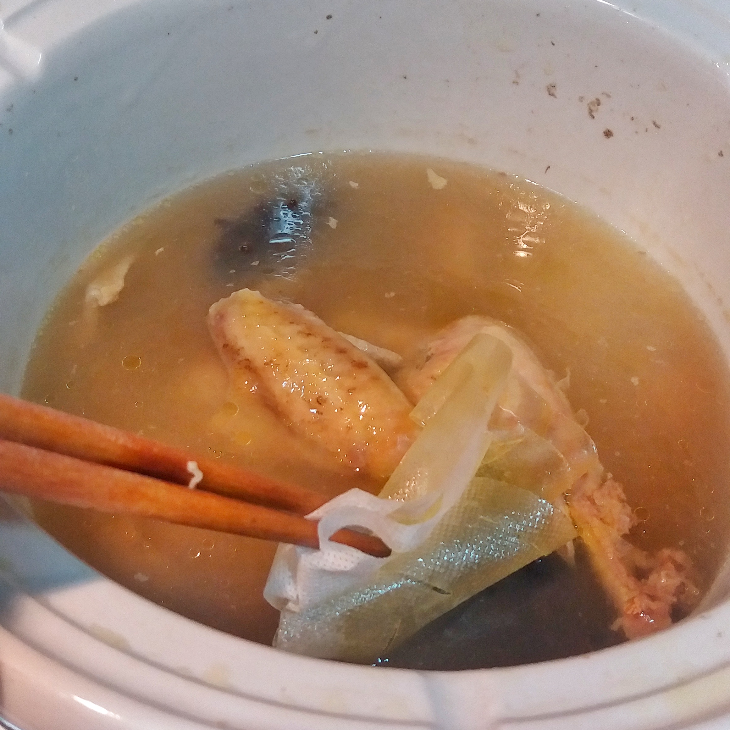 冬蟲草魚翅骨海參花膠雞湯&簡便吸掉湯里的肥油方法的做法 步骤9