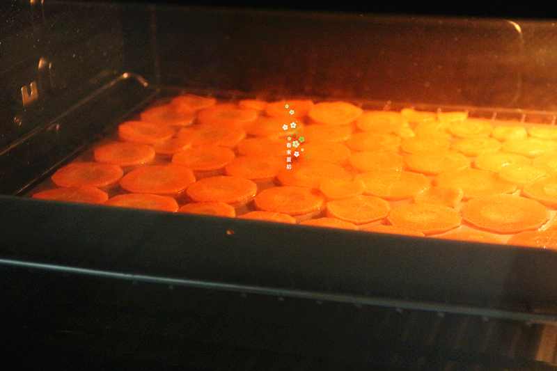 紅紅火火烤胡蘿卜片的做法 步骤5