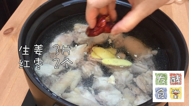【發酵食堂】生蠔炖雞湯的做法 步骤2