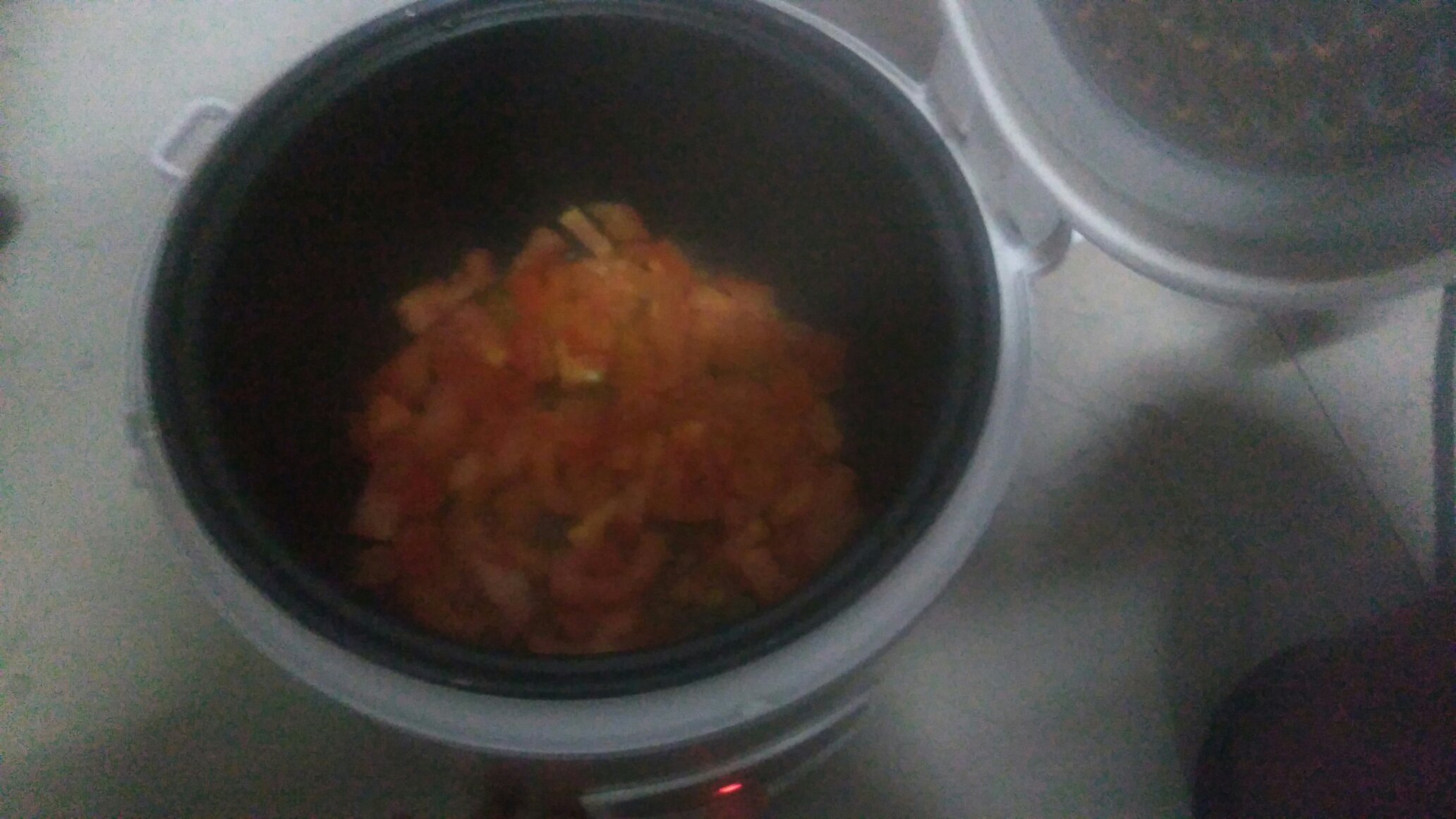 電飯鍋番茄雞蛋菠菜面的做法 步骤2