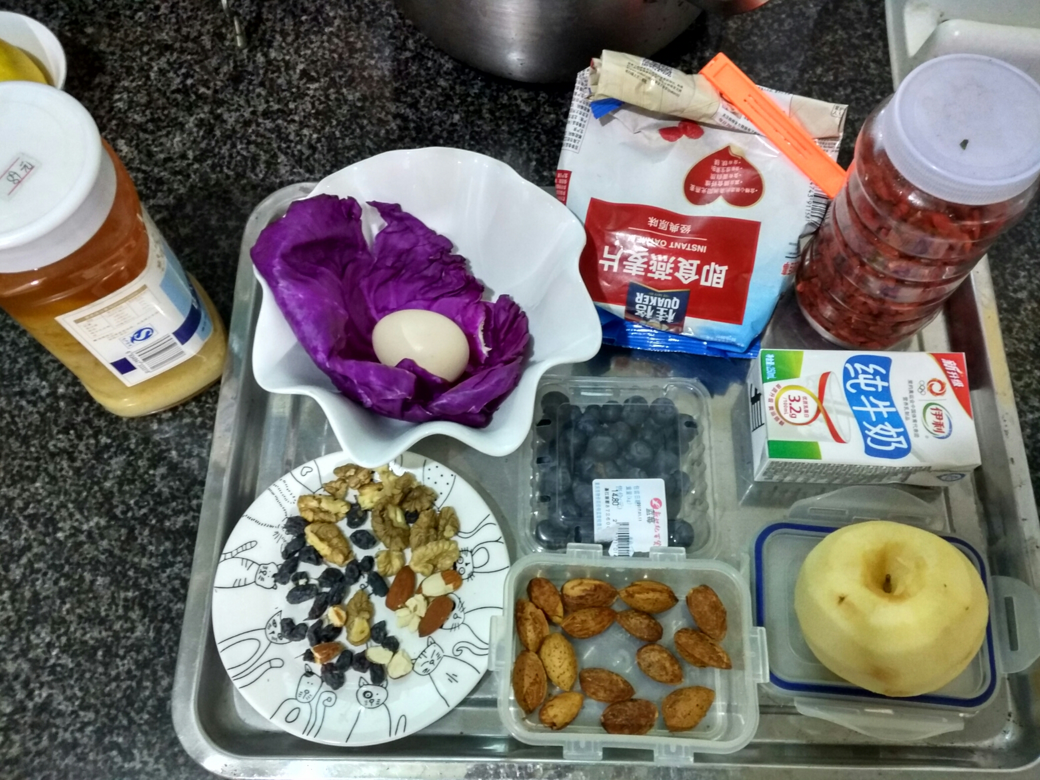 (香蕉)水果堅果牛奶燕麥粥的做法 步骤1