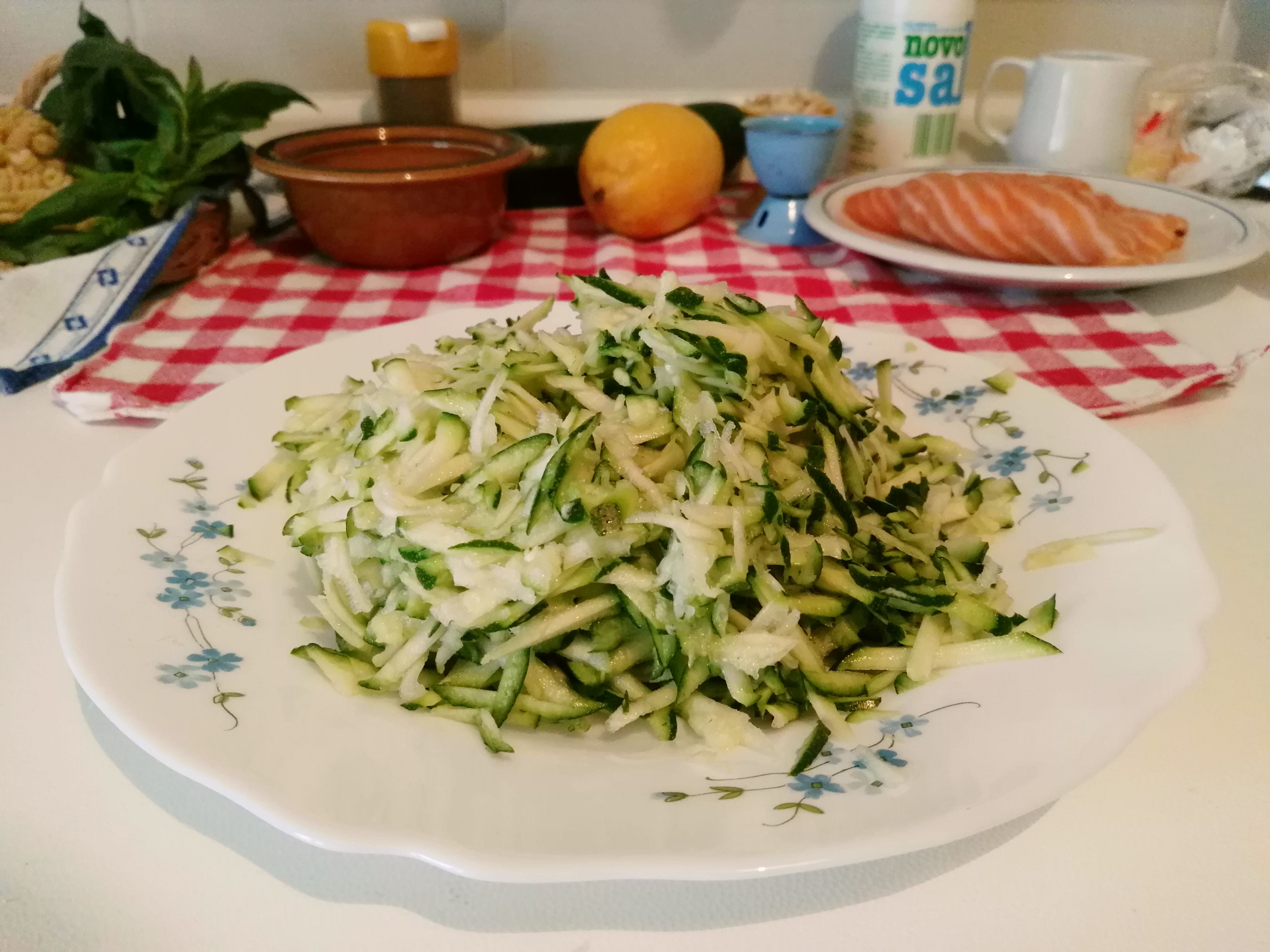三文魚燴西葫蘆醬汁螺旋面-- Fusilli al pesto di zucchine con salmone的做法 步骤2