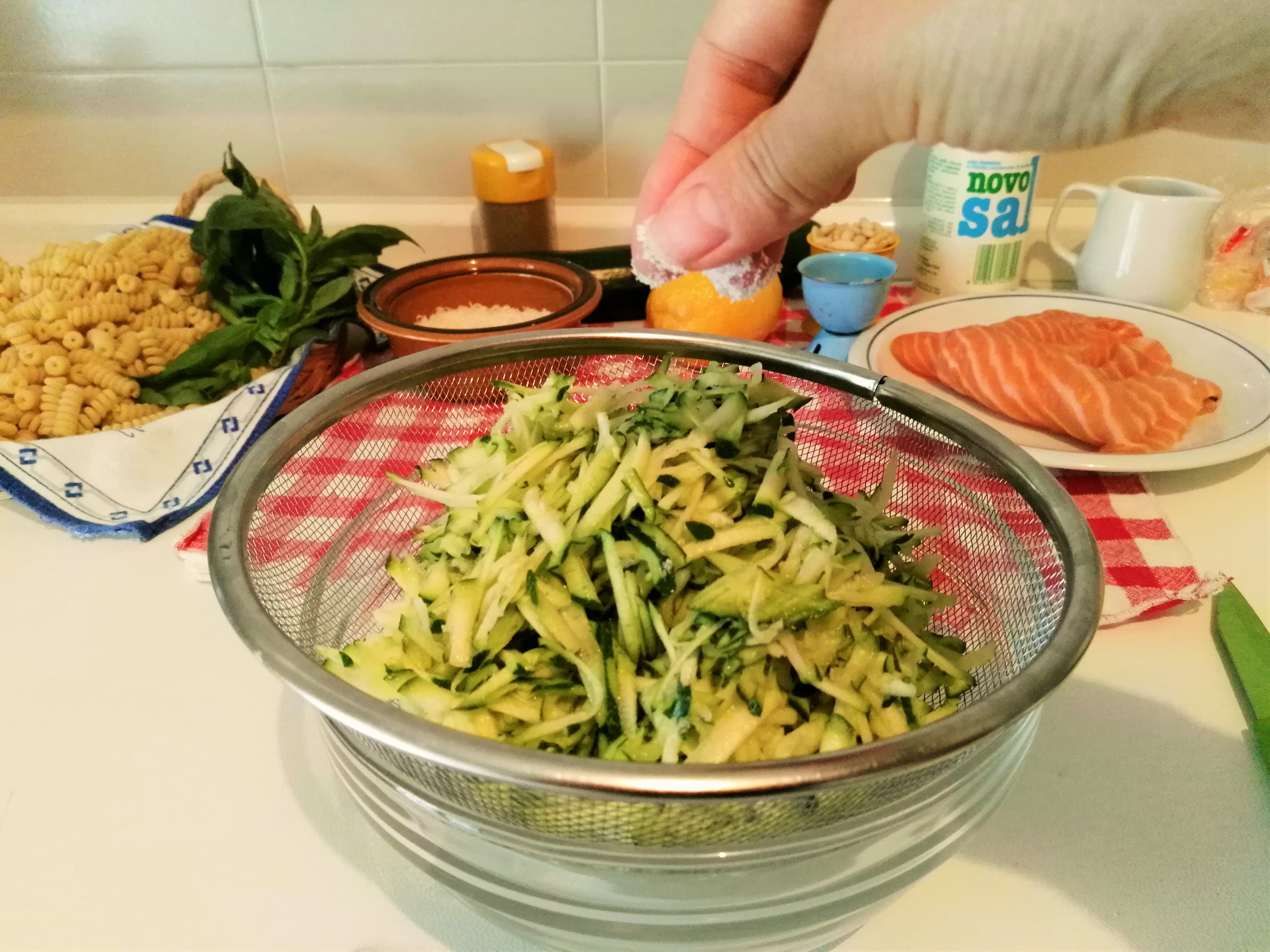 三文魚燴西葫蘆醬汁螺旋面-- Fusilli al pesto di zucchine con salmone的做法 步骤3