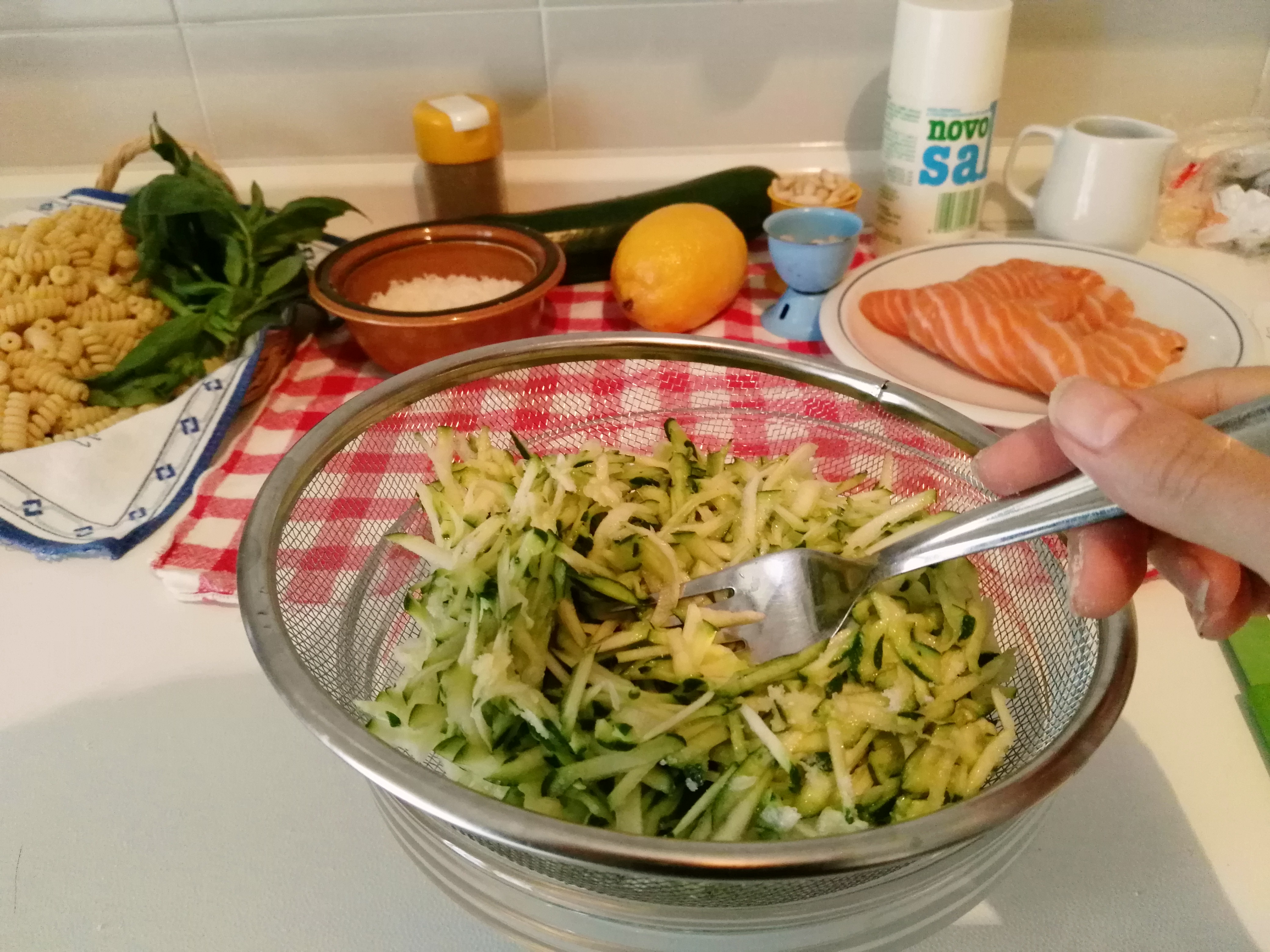 三文魚燴西葫蘆醬汁螺旋面-- Fusilli al pesto di zucchine con salmone的做法 步骤4