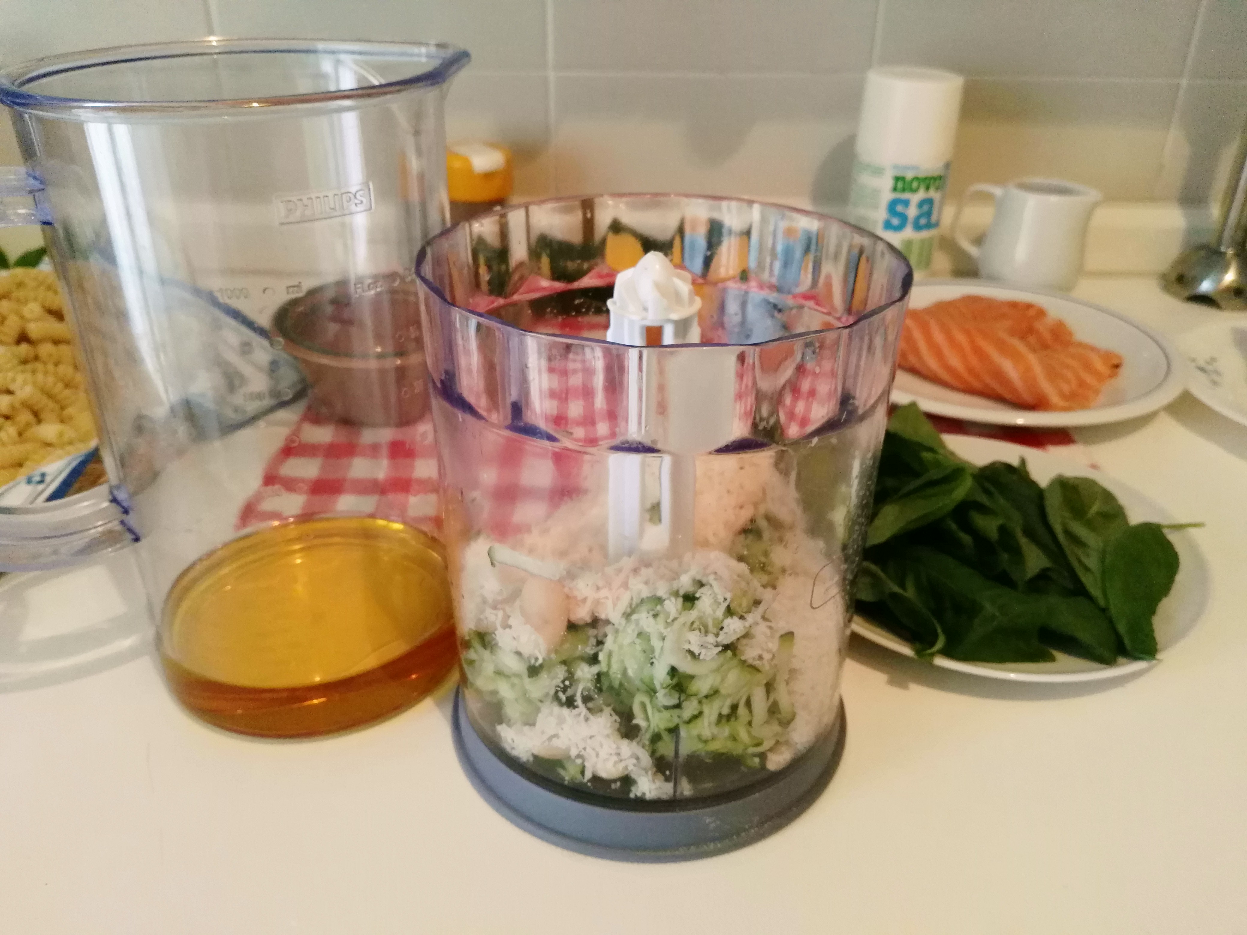 三文魚燴西葫蘆醬汁螺旋面-- Fusilli al pesto di zucchine con salmone的做法 步骤6
