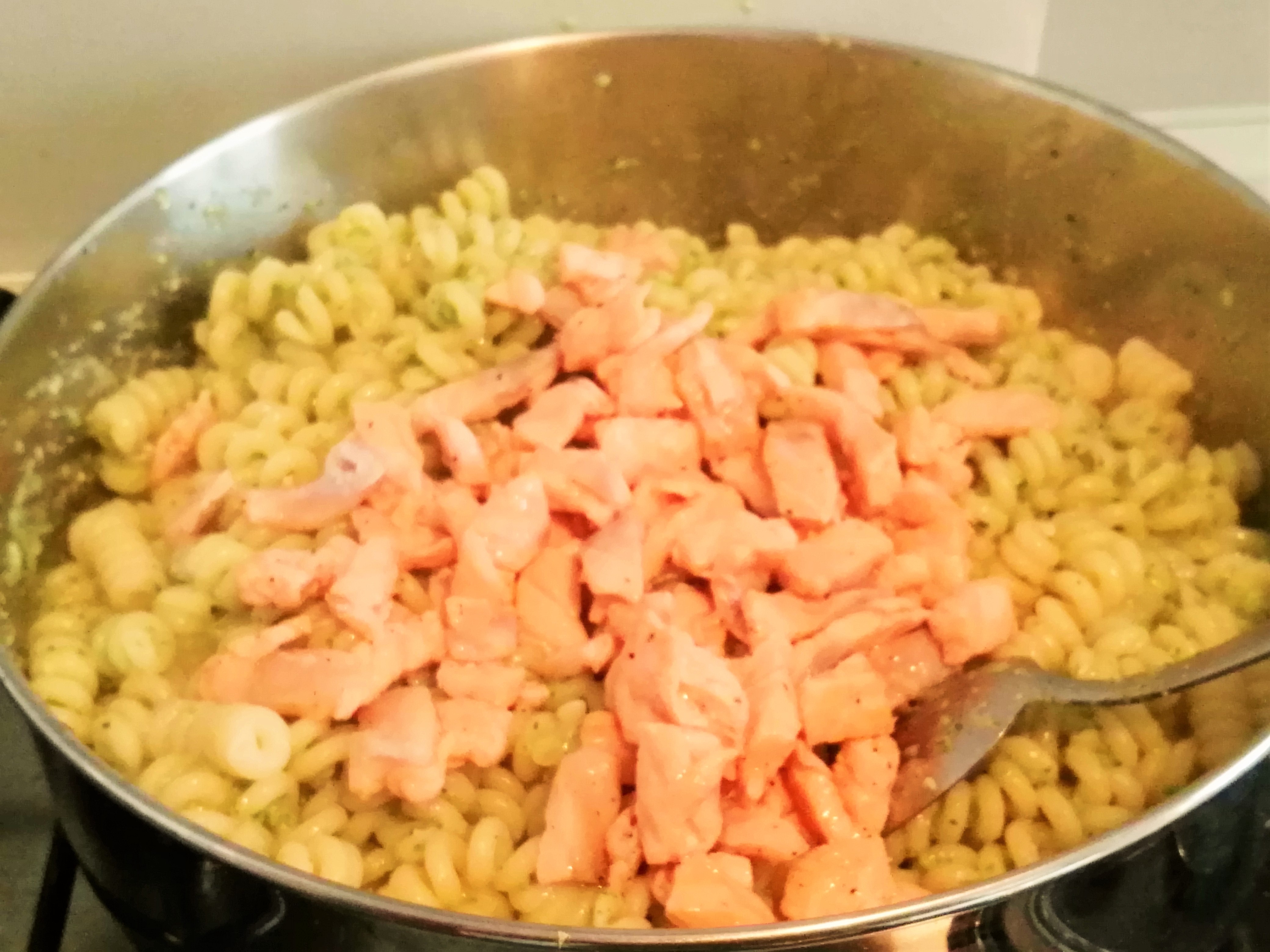 三文魚燴西葫蘆醬汁螺旋面-- Fusilli al pesto di zucchine con salmone的做法 步骤19