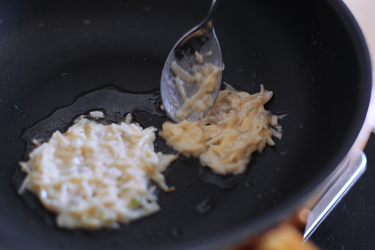 【周末早餐提前定】焦黃酥脆的煎蝦仁土豆餅的做法 步骤13