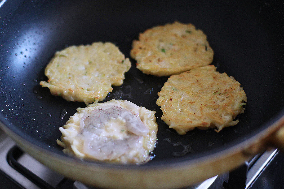 【周末早餐提前定】焦黃酥脆的煎蝦仁土豆餅的做法 步骤16