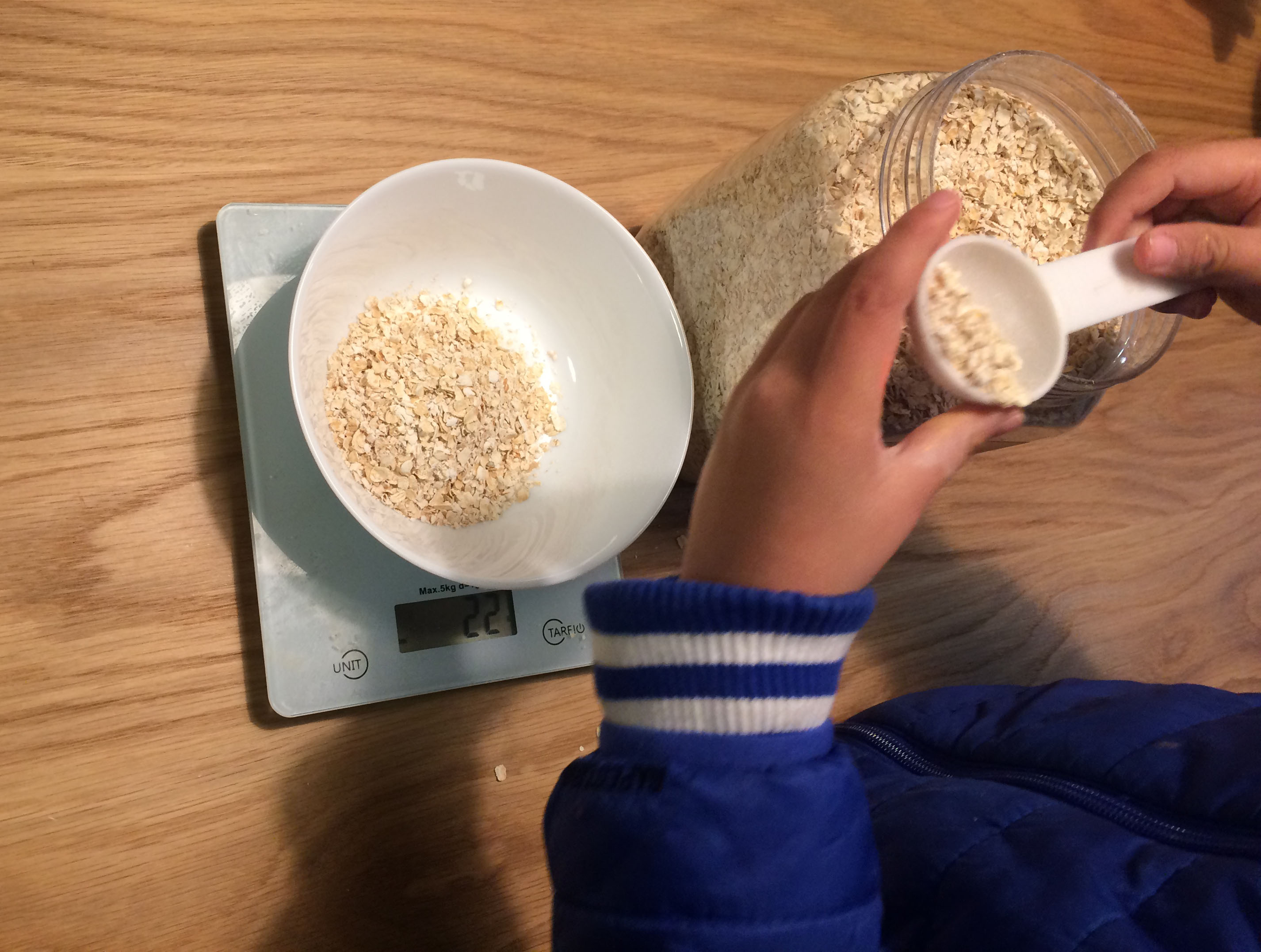 4歲娃神制作--零熱量燕麥餅的做法 步骤1