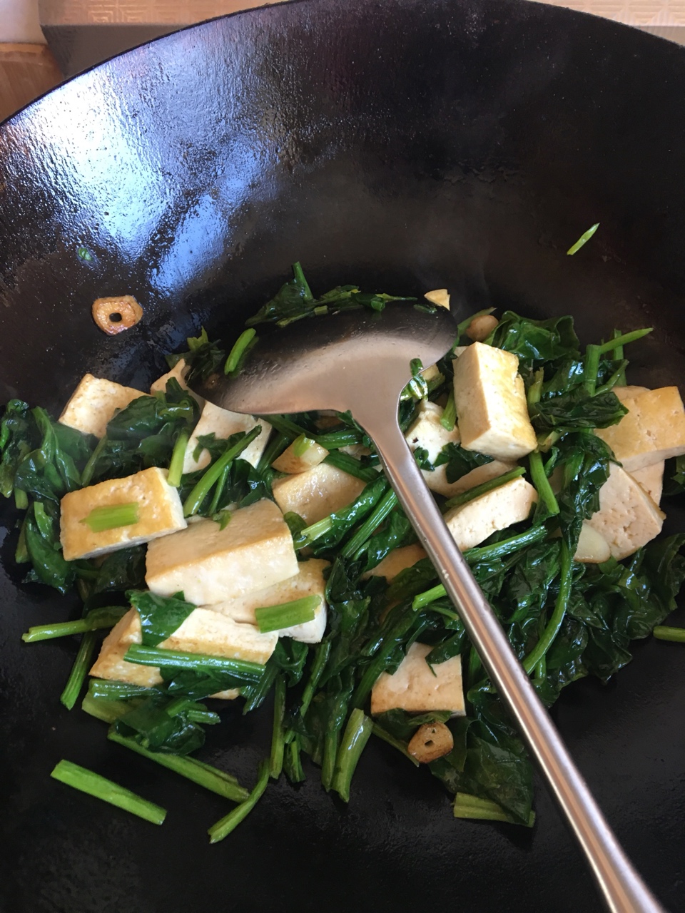 菠菜炒豆腐的做法 步骤4