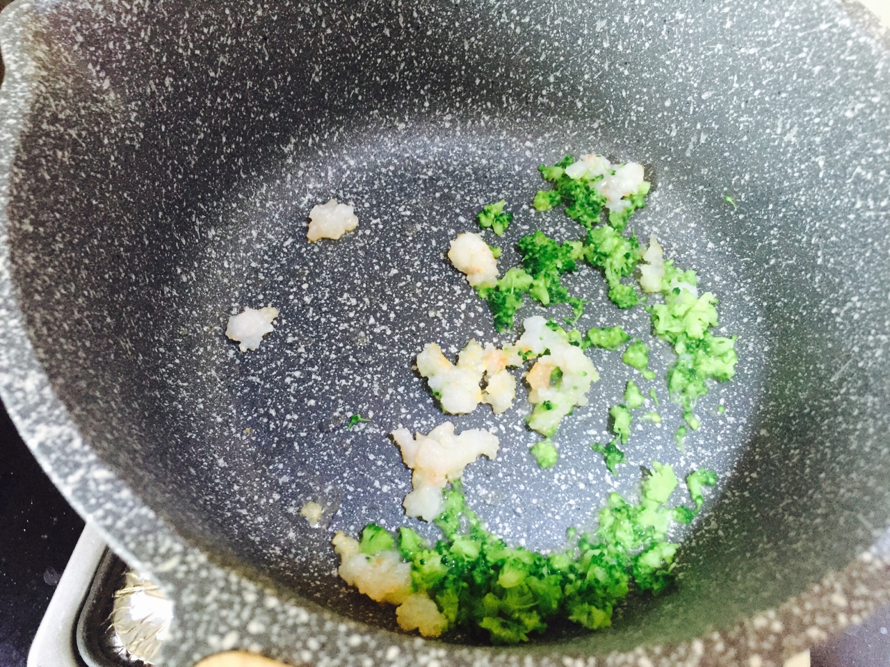 寶寶輔食 菠菜西蘭花蝦仁面的做法 步骤3