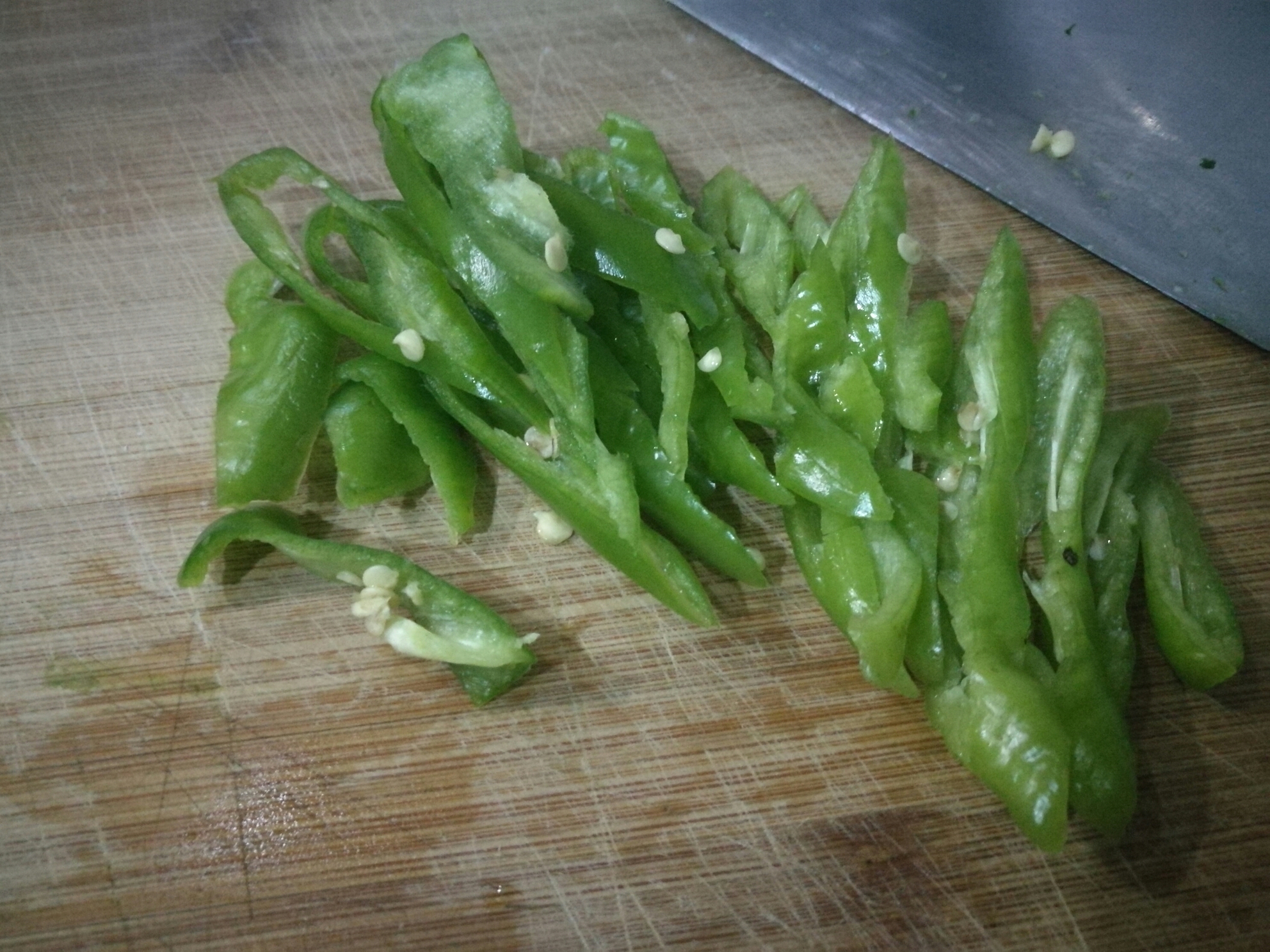 韭菜炒青椒的做法 步骤2
