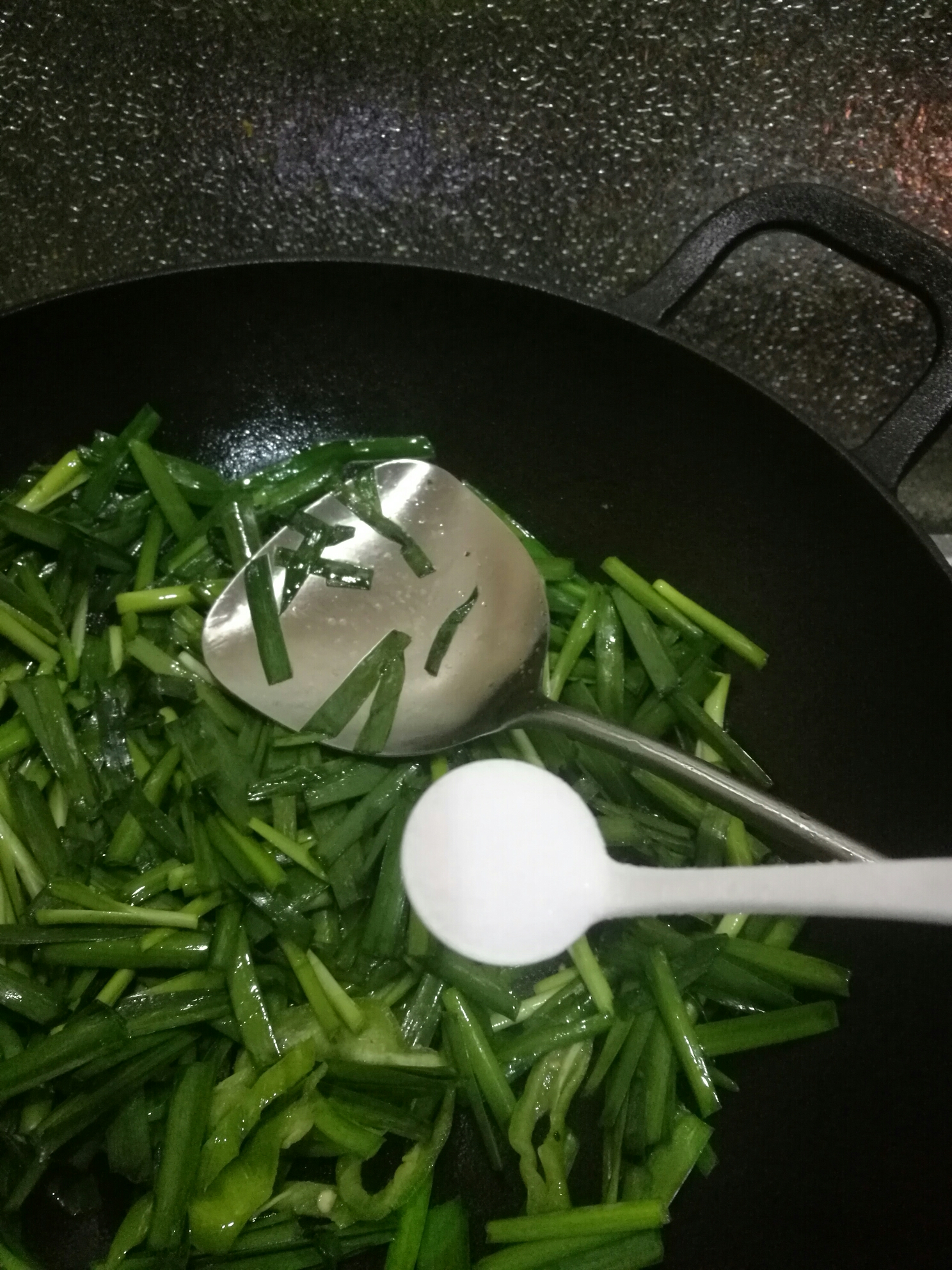 韭菜炒青椒的做法 步骤4