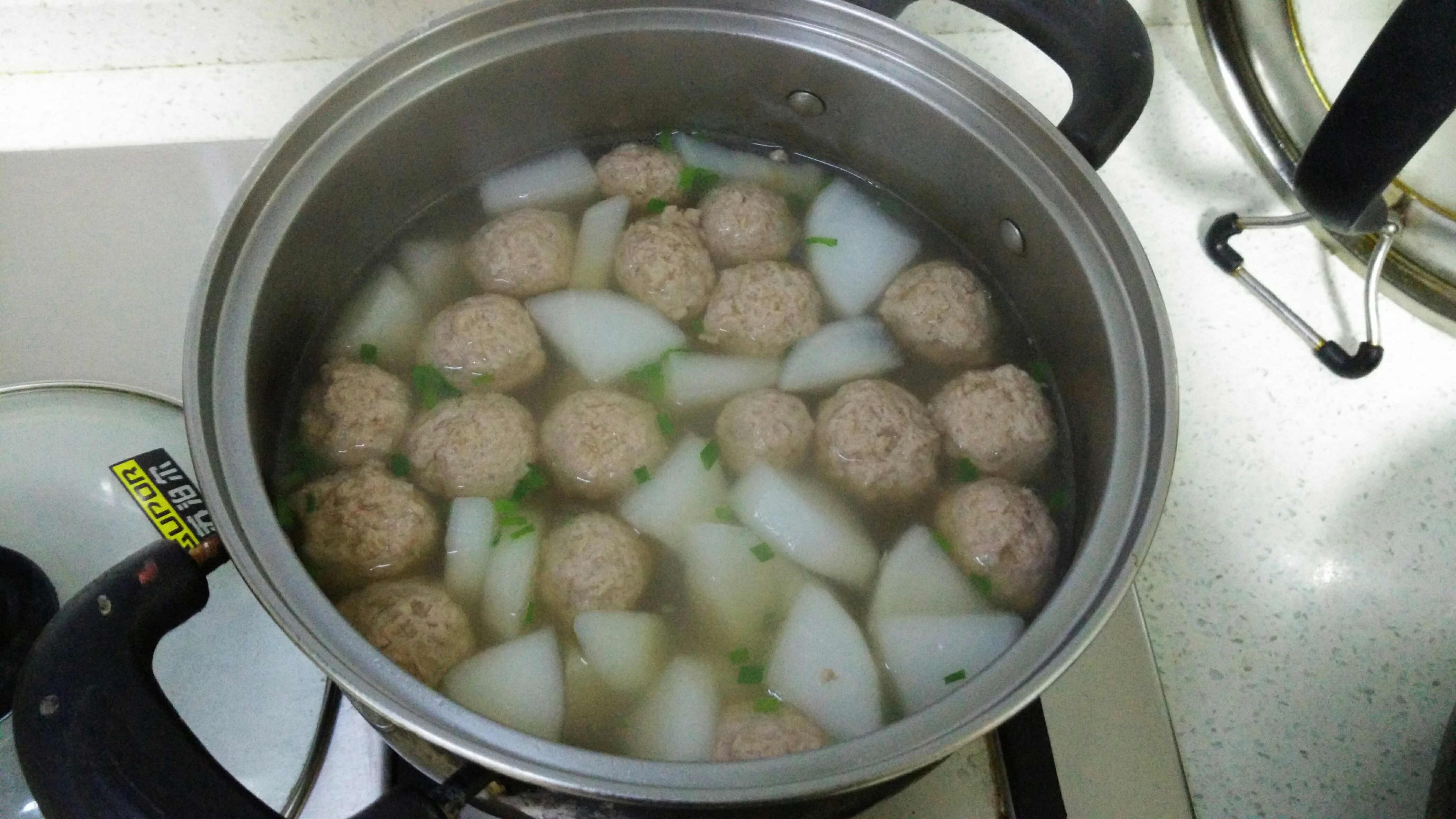 【快手菜】自制肉丸白蘿卜湯的做法 步骤5