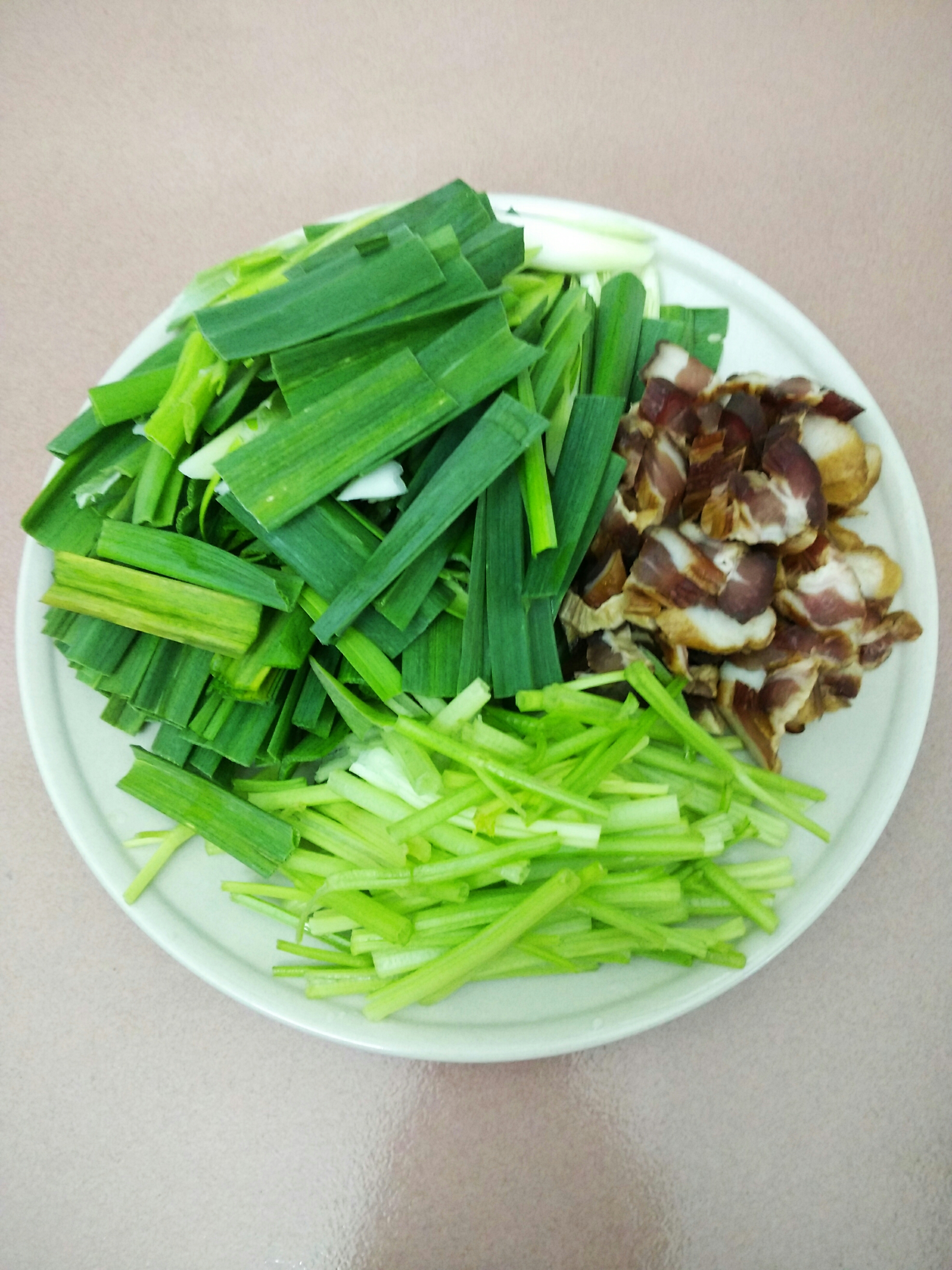 蒜苗芹菜炒臘肉的做法 步骤1