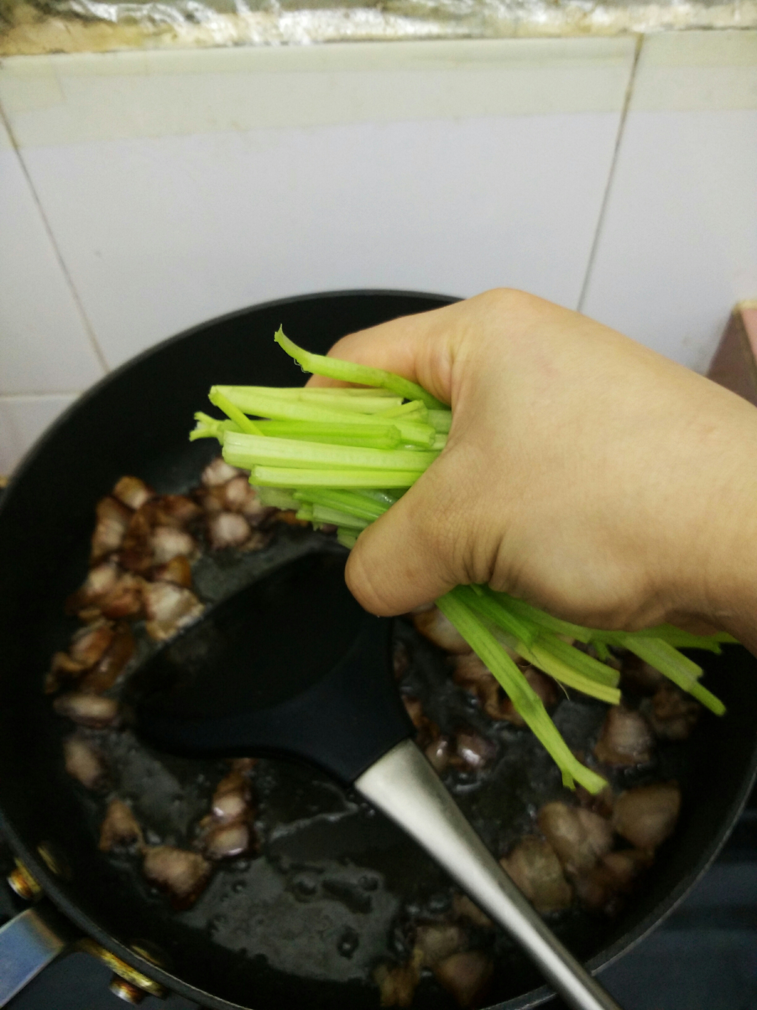 蒜苗芹菜炒臘肉的做法 步骤5