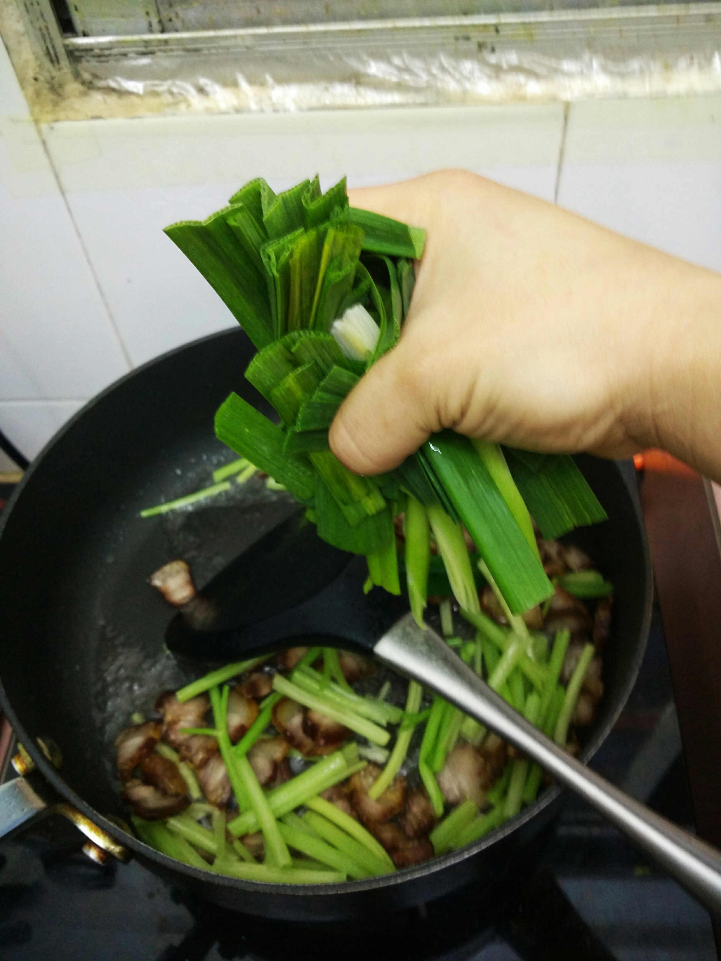 蒜苗芹菜炒臘肉的做法 步骤7